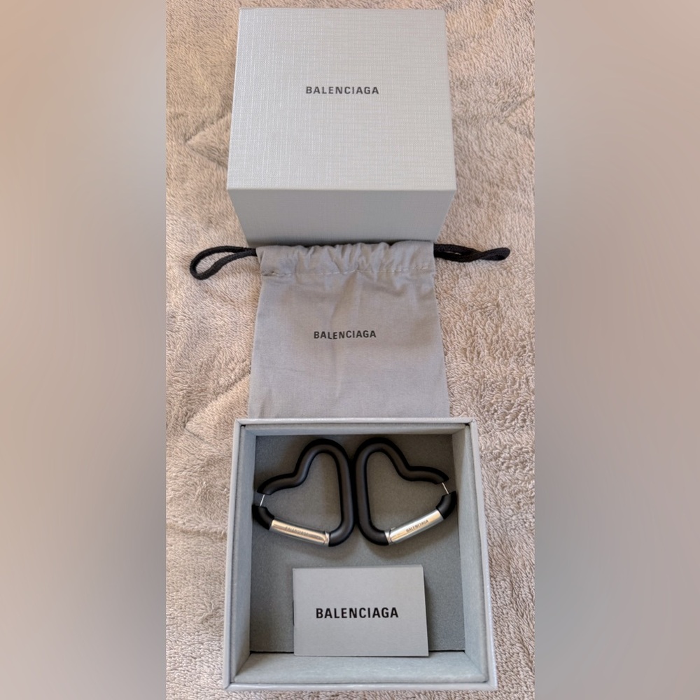 NEW🔥BALENCIAGA Love Carabiner Heart Hoop Earrings🔥 - Picture 6 of 12